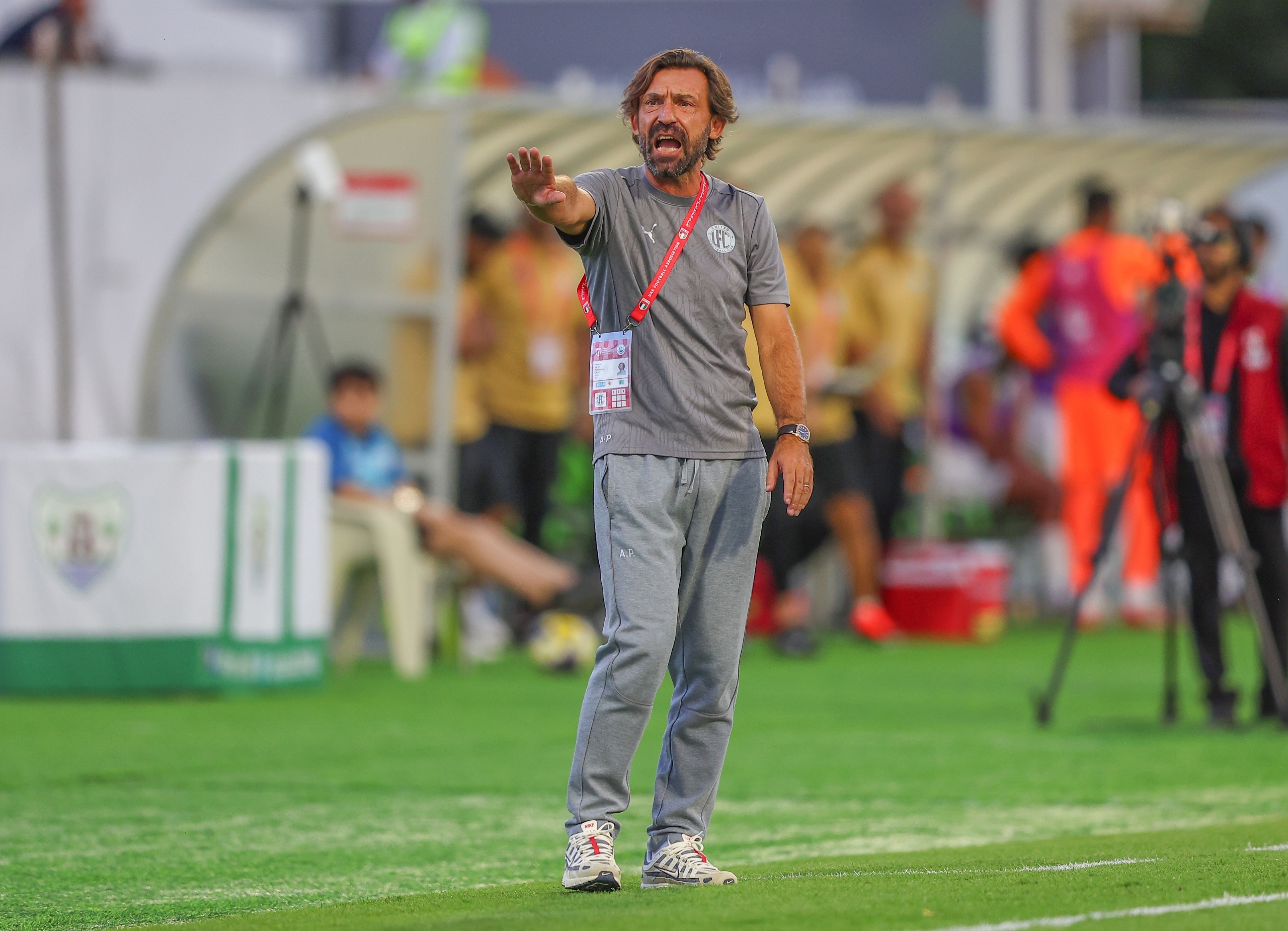 أول هزيمة للأسطورة بيرلو بملاعب الإمارات
