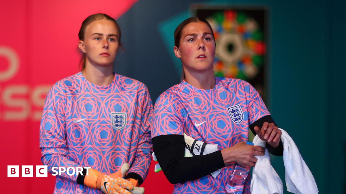 Hannah Hampton and Mary Earps