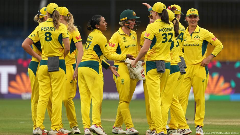 الهند تعتقل رجلاً لمس لاعبات الكريكيت الأستراليات – DW – 25/10/2025
