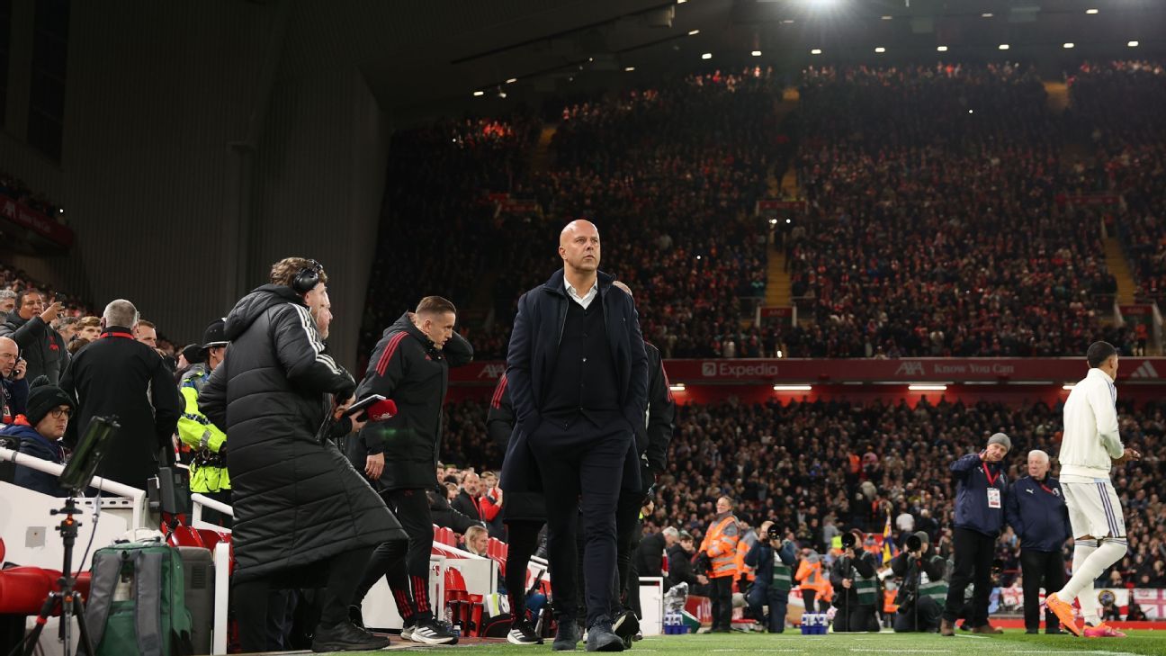 جماهير أنفيلد الصاخبة تدعم سلوت مع عودة ليفربول إلى مستواه
