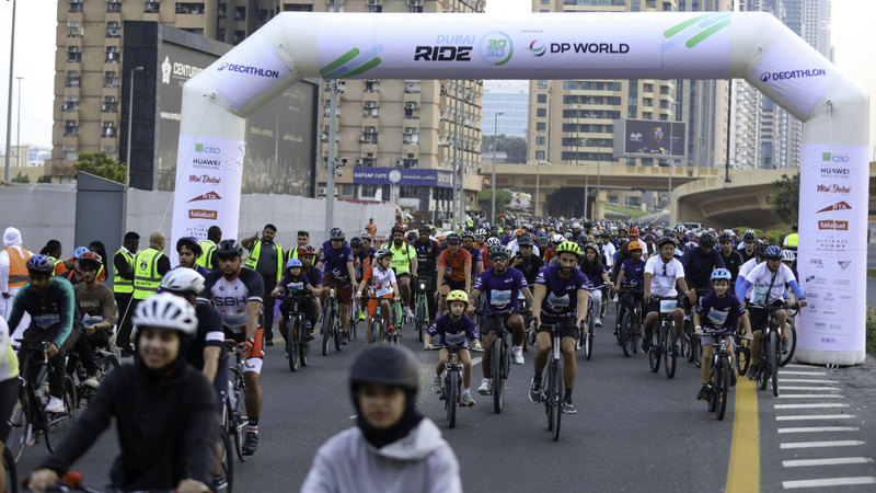 مشاركة قياسية شهدها «تحدي دبي للدراجات الهوائية» في انطلاقته من شارع الشيخ زايد. من المصدر