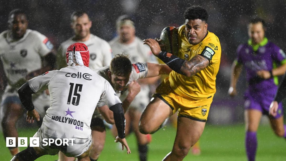 Dragons centre Fetuli Paea carries in the build-up to Angus O