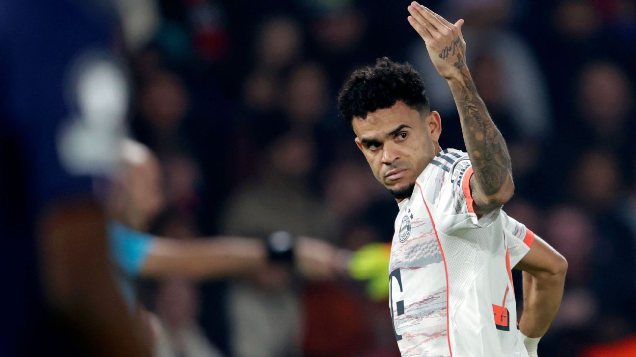 لاعب بايرن لويس دياز يحصل على هدفين وبطاقة حمراء في الشوط الأول ضد باريس سان جيرمان
