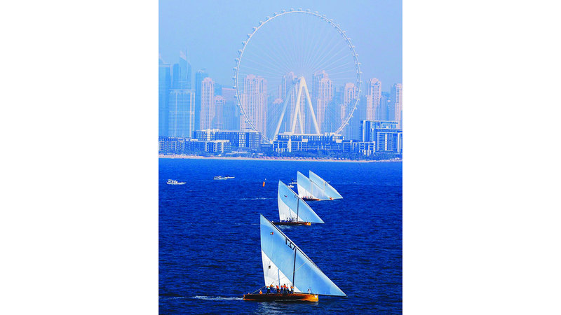 سباق القوارب الشراعية «43 قدماً» يبحر من «جزر العالم» إلى «عين دبي»

