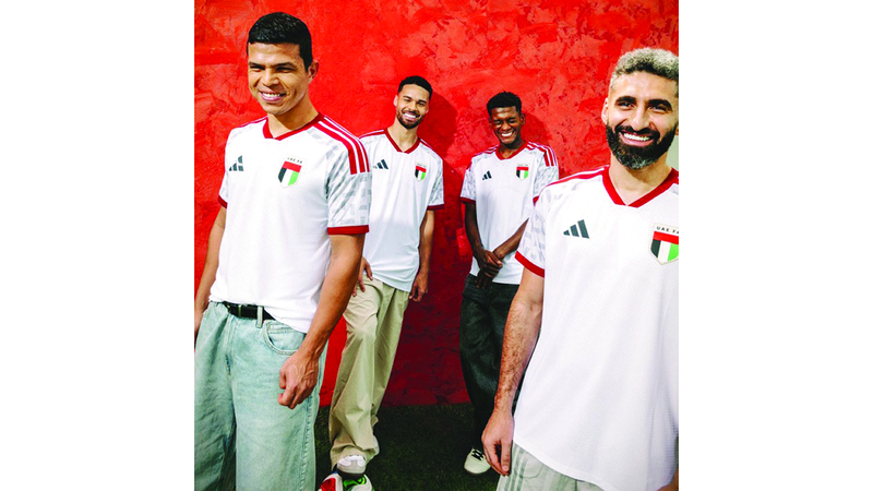 طقم المنتخب الجديد.. مستوحى من الخط العربي في شعار اتحاد الكرة
