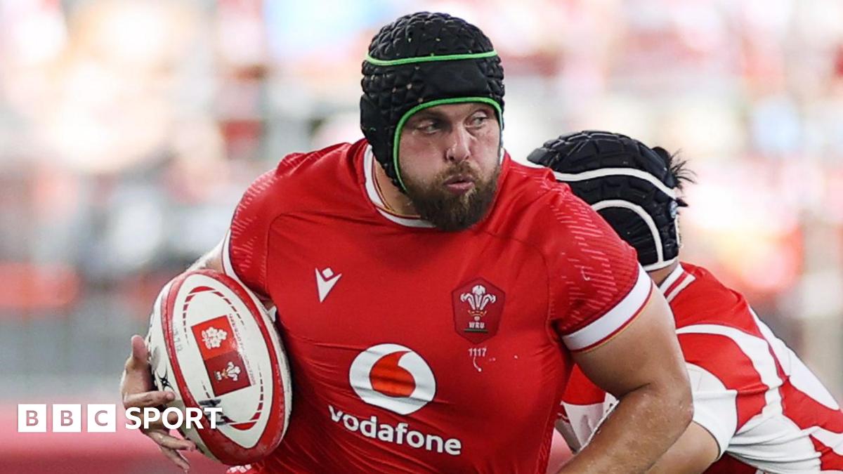 فريق ويلز لن "يدفن الرؤوس في الرمال" بسبب قطع المضرب – نيكي سميث
