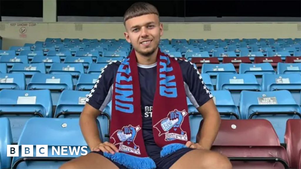 أصيب لاعب كرة القدم سكونثورب يونايتد في حادث طعن في قطار هنتنغدون
