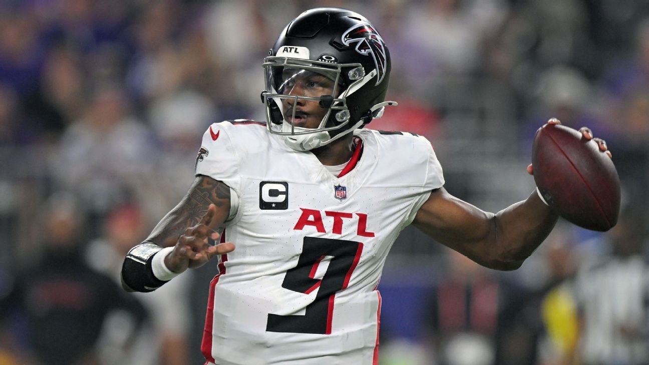 يقول مدرب الصقور إن الوطنيين قاموا بمحاكاة اللقطة بشكل غير قانوني من خلال التصفيق
