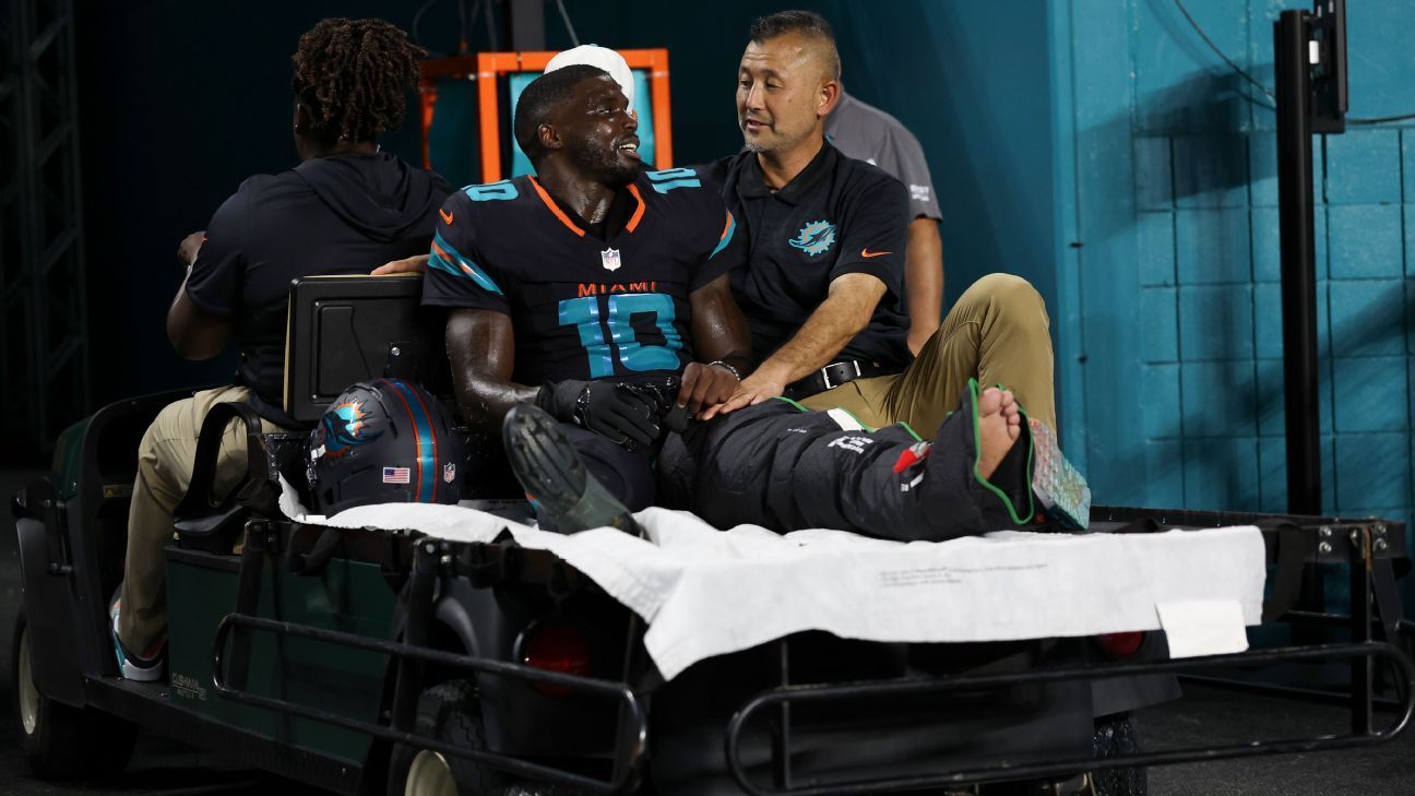 قام Tyreek Hill Dolphins 'Tyreek Hill بتنسيق مقابل الطائرات مع إصابة في الركبة
