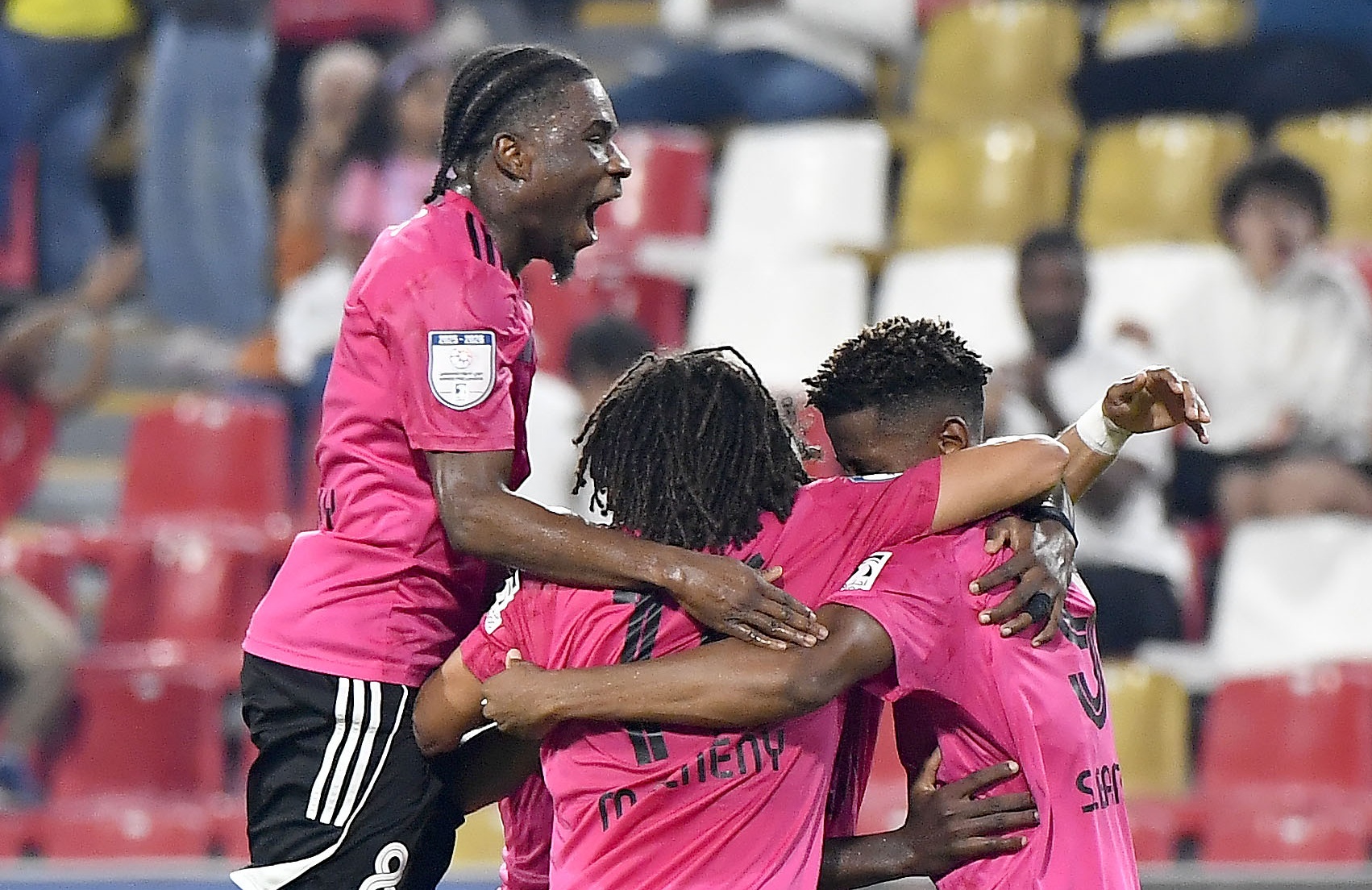 أول هدف من بانزا يضع الجزيرة في سباق المنافسة
