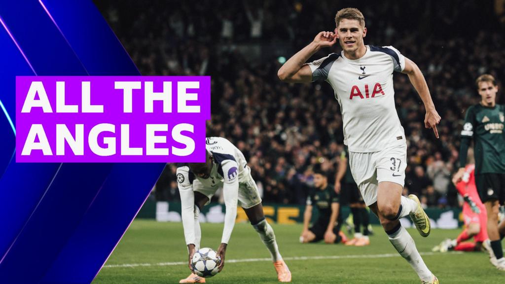 Micky Van de Ven celebrating