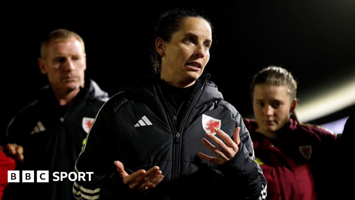 Rhian Wilkinson speaks to her players after the Poland loss 
