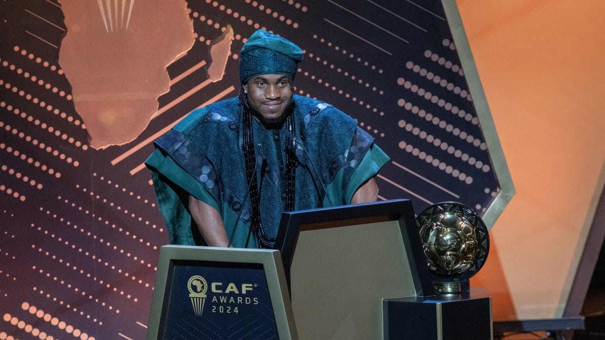 توج المهاجم النيجيري لوكمان بجائزة أفضل لاعب كرة قدم إفريقي لهذا العام
