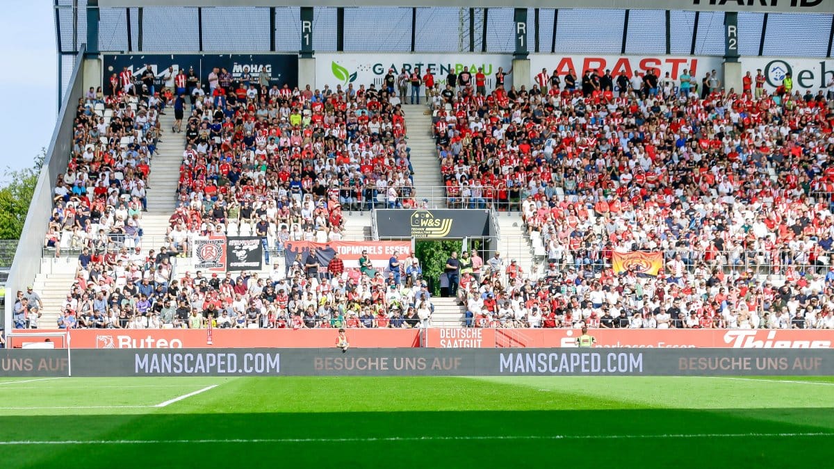 "خروج النازيين": المشجعون الألمان ينتقدون العنصرية خلال لحظة الصمت
