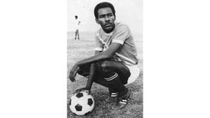 رحيل "الرمح الملتهب".. ايقونة الهلال وأسطورة الكرة السودانية علي قاقرين