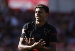 لامين يامال يعد جمهور برشلونة بالبقاء وموسم استثنائي