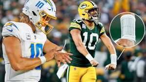 لماذا تستخدم بعض فرق NFL QB أساور المعصم الخاصة بأوراق اللعب والبعض الآخر لا يستخدمها