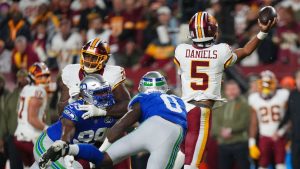 يعاني القائد QB دانيلز من إصابة خطيرة في ذراعه اليسرى
