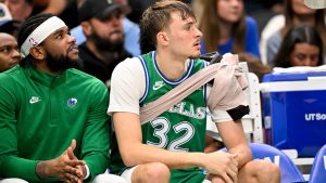 أصيب كوبر فلاج من فريق Mavs في كتفه، وتم جلوسه على مقاعد البدلاء في وقت الأزمات