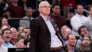 يشرح دان هيرلي مدرب الرجال في UConn كيف قام Geno Auriemma بإعادة تركيزه في كتاب جديد
