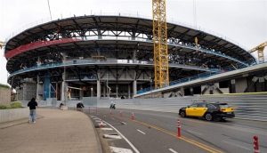 احتجاجات عمالية أمام ملعب كامب نو.. يعملون 12 ساعة يومياً