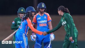 India and Pakistan players shake hands
