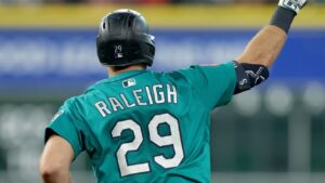 60 منزل يدير! انهيار موسم Cal Raleigh التاريخي 2025