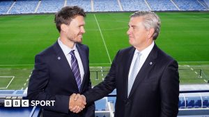 Danny Rohl shakes hands with Rangers chairman Andrew Cavenagh