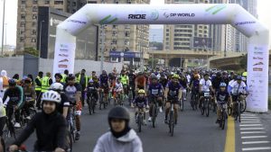 مشاركة قياسية شهدها «تحدي دبي للدراجات الهوائية» في انطلاقته من شارع الشيخ زايد. من المصدر