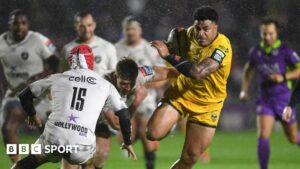 Dragons centre Fetuli Paea carries in the build-up to Angus O