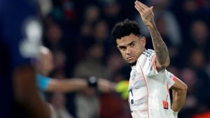 لاعب بايرن لويس دياز يحصل على هدفين وبطاقة حمراء في الشوط الأول ضد باريس سان جيرمان