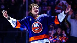 أصبح شايفر، البالغ من العمر 18 عامًا، أصغر لاعب دفاع يتمتع بأهداف متعددة