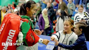 Mimi Xu signs autographs for young fans at the Wrexham Open