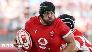 فريق ويلز لن "يدفن الرؤوس في الرمال" بسبب قطع المضرب – نيكي سميث