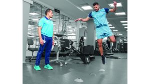 مهاجم المنتخب العراقي خلال تدريبات خاصة للتعافي من الإصابة. من المصدر