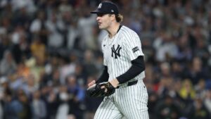 Cam Schlittler يدعو Red Sox معجبيهم على الإنترنت من عائلة "مخيبة للآمال"