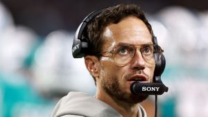 بعد تعرضه للسخرية، يشارك "ماكدانيال" من فريق "دلافين" المشجعين في إحباطاتهم