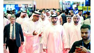 منصور بن محمد تفقّد عدداً من أجنحة الشركات خلال حضوره معرض دبي الدولي بمدينة «إكسبو دبي». وام