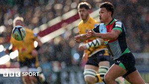 Marcus Smith passes the ball for Harlequins