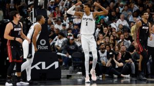 يقود فيكتور ويمبانياما توتنهام إلى أول بداية للامتياز 5-0